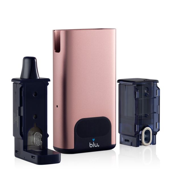 A rose gold blu MAX 6000 kit with the 2ml pod on its left, and the 10ml refill container on its right, on a white background.
