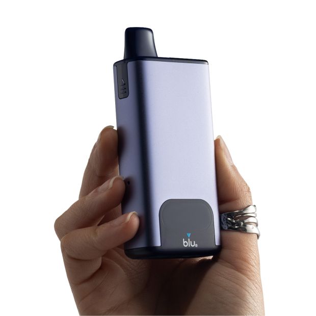 A lilac blu MAX 6000 kit held in hand, on a white background