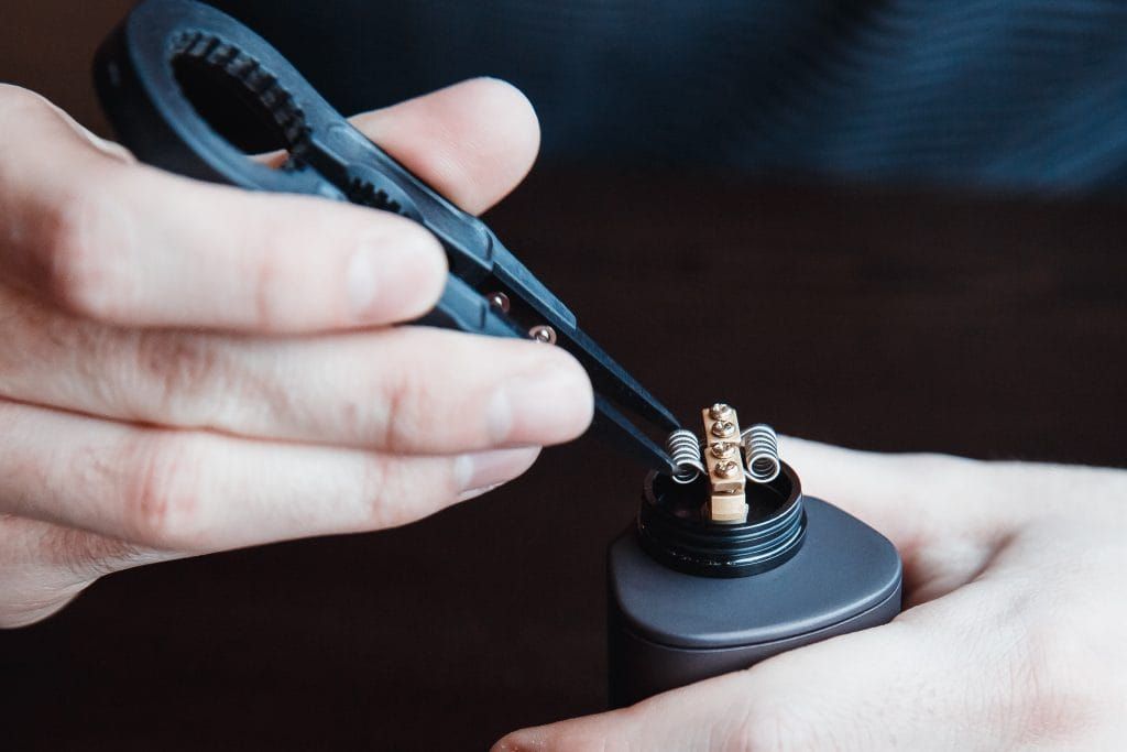 male master installs a vape coil