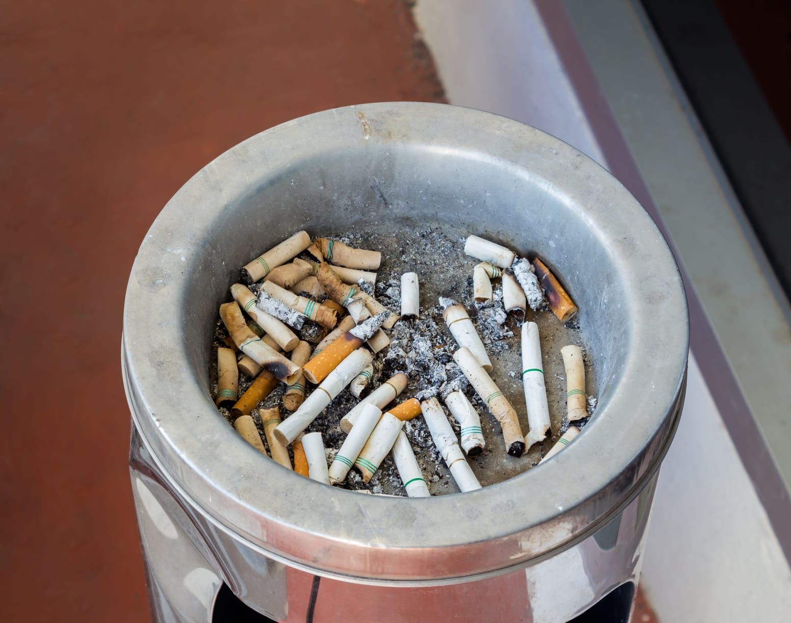 cigarette butts discarded in ashtray | electric tobacconist uk