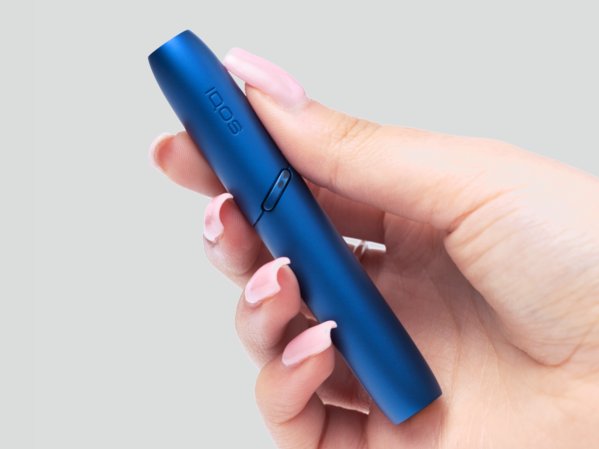 Elde tutulan IQOS 3 Duo Tutucu cihazı